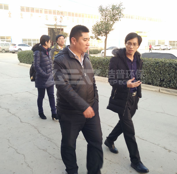 北京客戶來訪試機廢舊輪胎破碎機現(xiàn)場