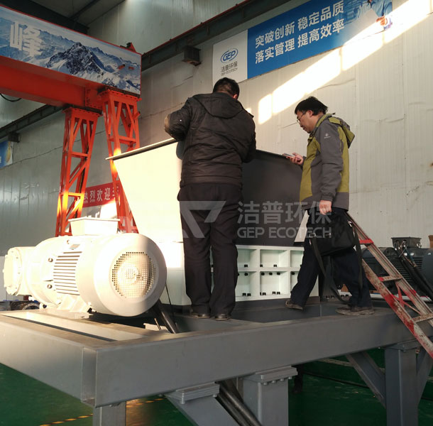 北京客戶來訪試機(jī)廢舊輪胎破碎機(jī)現(xiàn)場